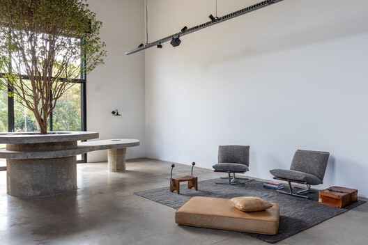 Flairs / Nati Minas & Studio + Flipê Arquitetura Flairs / Nati Minas & Studio + Flipê Arquitetura - Interior Photography, Living Room, Chair