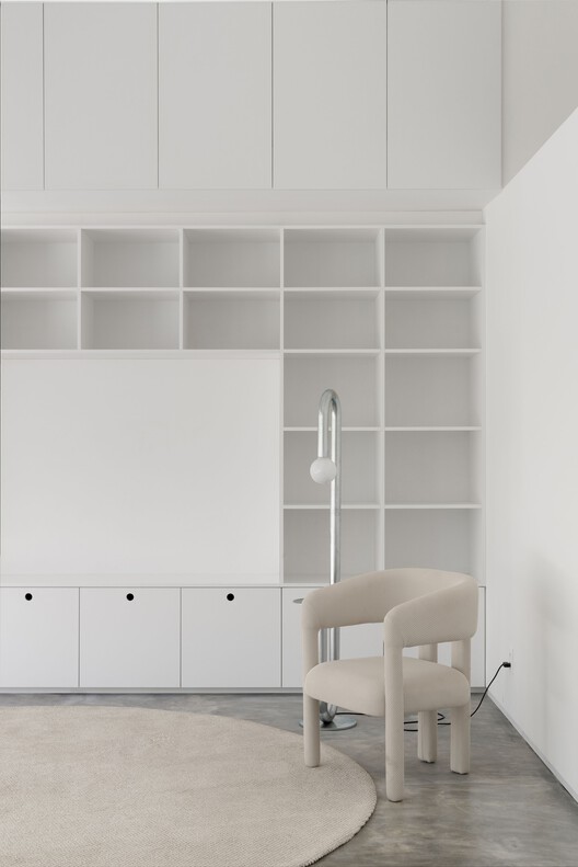 710 House / BLOCO Arquitetos - Interior Photography, Closet, Shelving, Table, Chair