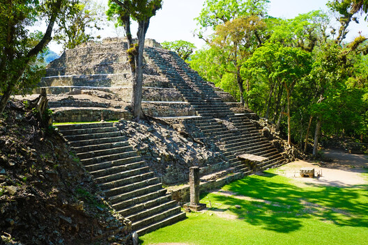 Anatomy of a Maya City: The Urban Structure of Copán in Honduras Anatomy of a Maya City: The Urban Structure of Copán in Honduras - Image 13 of 13