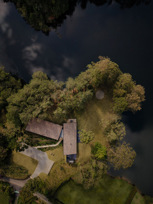 House on the Reservoir / Obranegra Arquitectos House on the Reservoir / Obranegra Arquitectos - Image 19 of 31