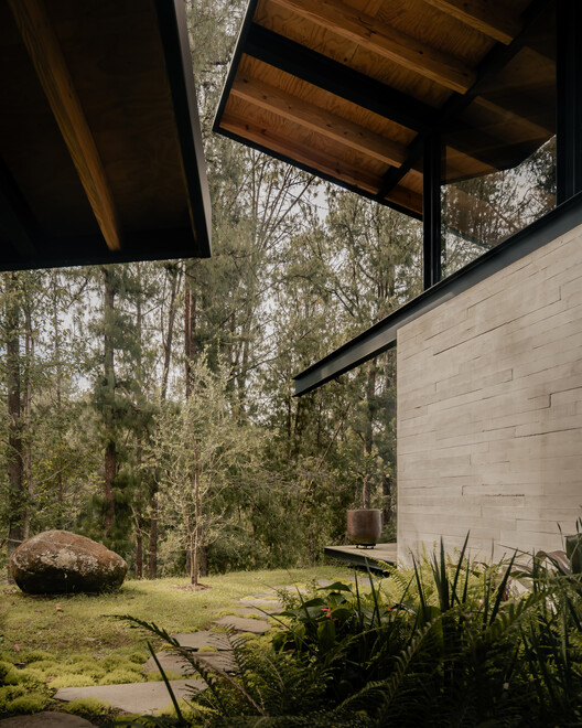 House on the Reservoir / Obranegra Arquitectos House on the Reservoir / Obranegra Arquitectos - Image 3 of 31