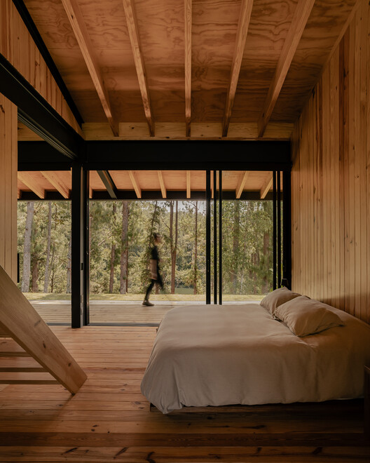 House on the Reservoir / Obranegra Arquitectos House on the Reservoir / Obranegra Arquitectos - Interior Photography, Bedroom, Wood, Beam