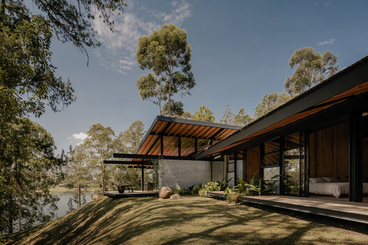 House on the Reservoir / Obranegra Arquitectos House on the Reservoir / Obranegra Arquitectos - Image 4 of 31