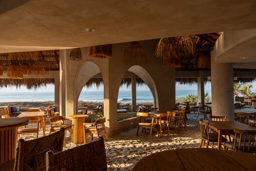 Rosa Jamaica Beach Club / Gris | Estudio de Diseño + Arquitectura Rosa Jamaica Beach Club / Gris | Estudio de Diseño + Arquitectura - Interior Photography, Dining room, Chair