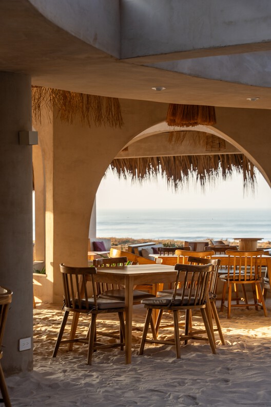Rosa Jamaica Beach Club / Gris | Estudio de Diseño + Arquitectura Rosa Jamaica Beach Club / Gris | Estudio de Diseño + Arquitectura - Interior Photography, Dining room, Wood, Table, Chair