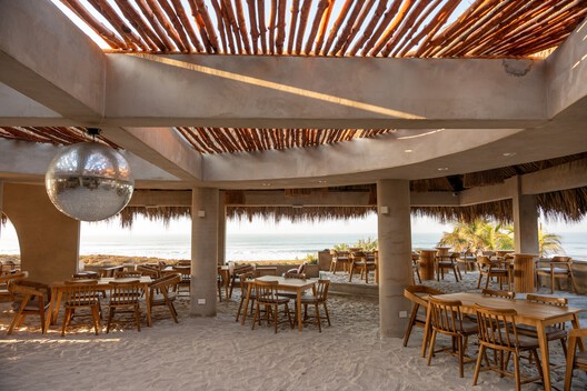 Rosa Jamaica Beach Club / Gris | Estudio de Diseño + Arquitectura Rosa Jamaica Beach Club / Gris | Estudio de Diseño + Arquitectura - Interior Photography, Dining room, Wood, Chair, Column