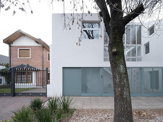 Viviendas Paso Lomas de Zamora / Centro Cero + Pablo Javier Pugliese Viviendas Paso Lomas de Zamora / Centro Cero + Pablo Javier Pugliese - Fotografía exterior, Puerta, Concreto