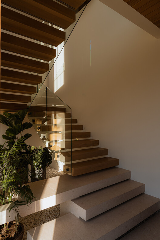 Residencia LR / K10 Studio Residencia LR / K10 Studio - Fotografía interior, Escaleras, Madera, Barandas, Iluminación