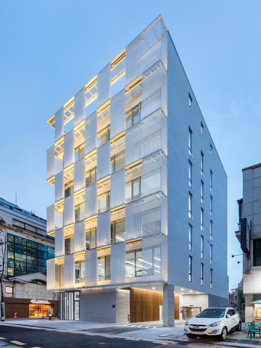 Metal Curtain Building / Hyunjoon Yoo + Partners Metal Curtain Building / Hyunjoon Yoo + Partners - Exterior Photography, Balcony