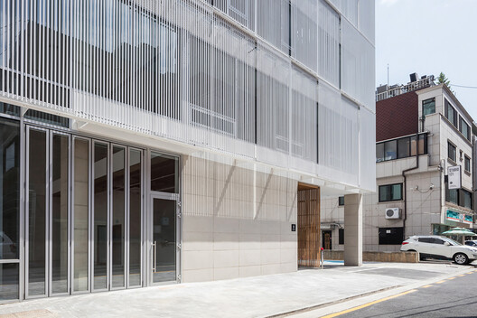 Metal Curtain Building / Hyunjoon Yoo + Partners Metal Curtain Building / Hyunjoon Yoo + Partners - Interior Photography, Glass, Balcony