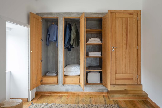 Abadim House / Paulo Moreira Architectures Abadim House / Paulo Moreira Architectures - Interior Photography, Closet, Wood, Door, Bedroom, Bed