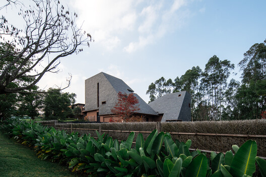Red Valley Dwellings / line+ studio Red Valley Dwellings / line+ studio - Exterior Photography, Garden
