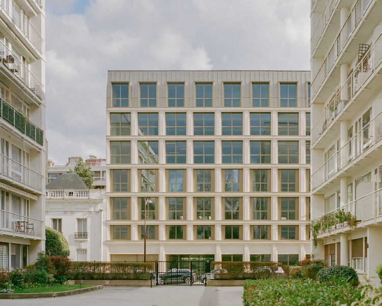 Rue de l'Eglise - Office Building Transformation / Vincent Lavergne Architecture Urbanisme + COVE Architectes - Exterior Photography, Offices, Facade, Balcony