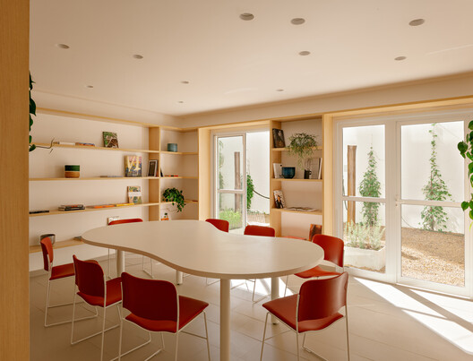 Edificio Quadra Buarque / Felipe SS Rodrigues Edificio Quadra Buarque / Felipe SS Rodrigues - Fotografía interior, Comedor, Mesas, Madera, Sillas, Vidrio