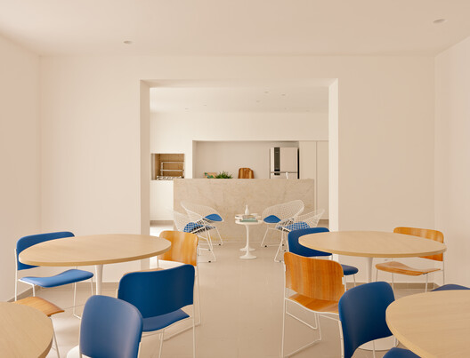 Edificio Quadra Buarque / Felipe SS Rodrigues Edificio Quadra Buarque / Felipe SS Rodrigues - Fotografía interior, Madera, Mesas, Sillas