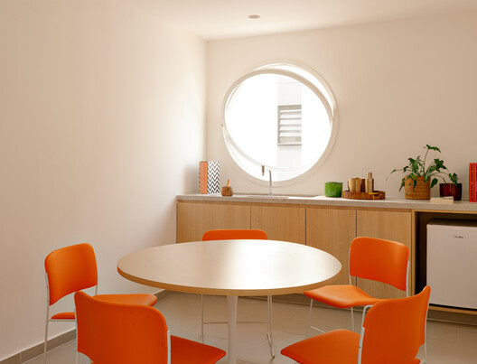 Edificio Quadra Buarque / Felipe SS Rodrigues Edificio Quadra Buarque / Felipe SS Rodrigues - Fotografía interior, Comedor, Madera, Mesas, Sillas