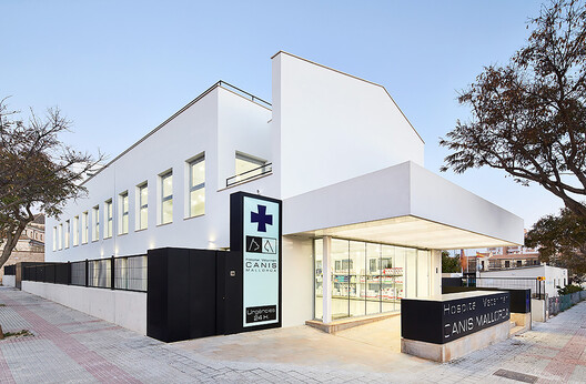Animal Care: 8 Veterinary Hospitals Redefining Architecture for Health and Emotion Animal Care: 8 Veterinary Hospitals Redefining Architecture for Health and Emotion - Image 19 of 23