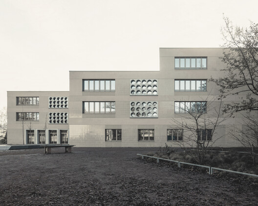 Lew-Tolstoi-School / AFF architekten