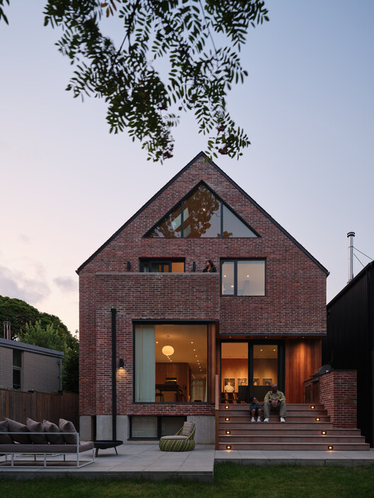 Montague House / Studio of Contemporary Architecture (SOCA) Montague House / Studio of Contemporary Architecture (SOCA) - Exterior Photography, Brick
