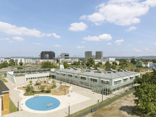 Primary School Franklin / LRO GmbH & Co. KG Freie Architekten BDA Primary School Franklin / LRO GmbH & Co. KG Freie Architekten BDA - Image 2 of 14