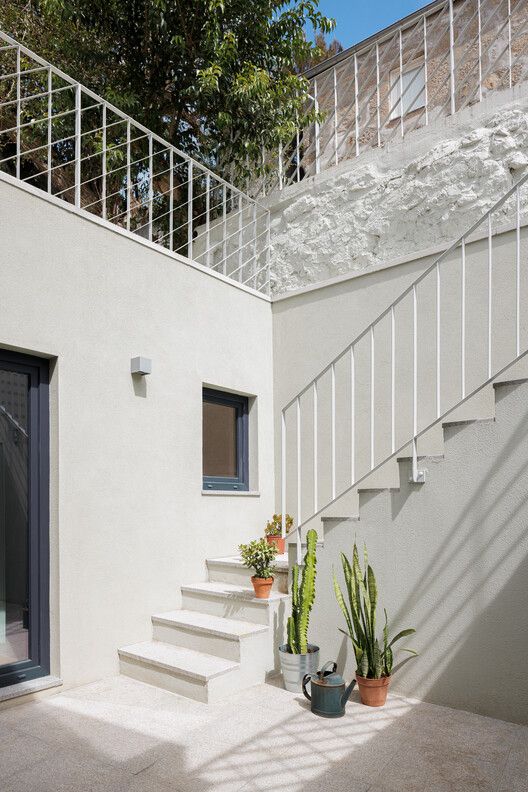Casa Miragaia / Paulo Moreira Architectures - Fotografia de Interiores, Escada, Corrimão, Concreto, Balcão