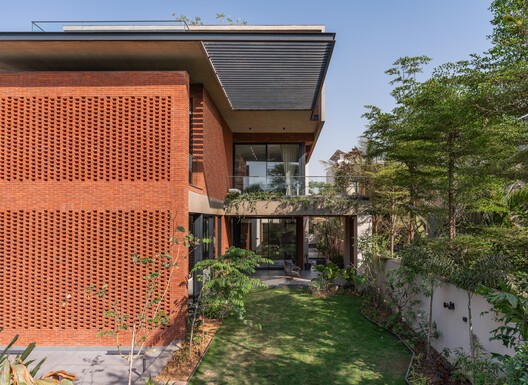 The Brick Veil House / VPA Architects The Brick Veil House / VPA Architects - Exterior Photography, Balcony, Courtyard