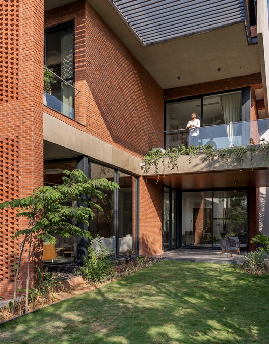 The Brick Veil House / VPA Architects The Brick Veil House / VPA Architects - Exterior Photography, Brick, Balcony, Courtyard