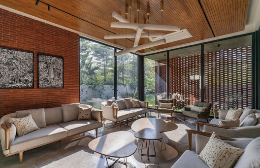 The Brick Veil House / VPA Architects The Brick Veil House / VPA Architects - Interior Photography, Living Room, Wood, Table, Chair