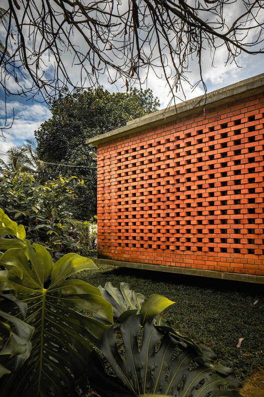 The House Veiled In Brick / LIJO.RENY.architects - Exterior Photography