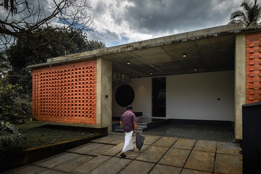 The House Veiled In Brick / LIJO.RENY.architects - Exterior Photography