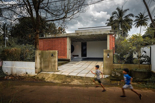 The House Veiled In Brick / LIJO.RENY.architects - Exterior Photography
