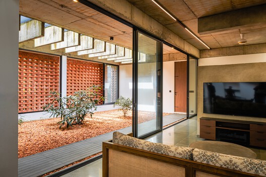 The House Veiled In Brick / LIJO.RENY.architects - Interior Photography, Wood