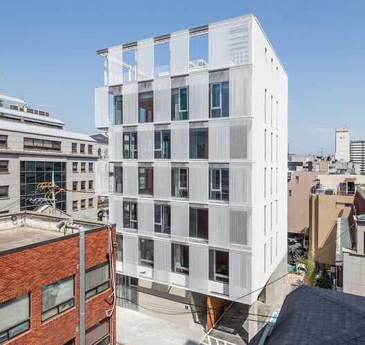 Metal Curtain Building / Hyunjoon Yoo + Partners