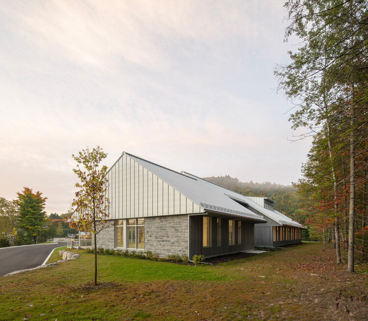 Des Cimes Dental Clinic / CARTA. Architecte + Designer - Exterior Photography, Clinic