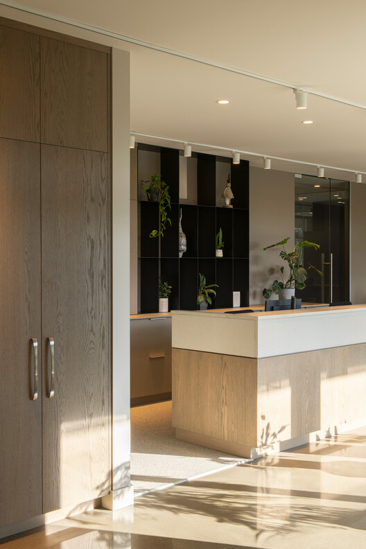 Des Cimes Dental Clinic / CARTA. Architecte + Designer - Interior Photography, Kitchen, Wood, Lighting, Glass, Chair