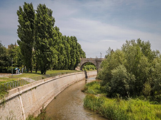 Parque Madrid Río / Burgos & Garrido arquitectos - Fotografía exterior, Borde costero, Arco