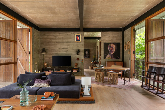 Vão House / Studio Carlito e Renata Pascucci Vão House / Studio Carlito e Renata Pascucci - Interior Photography, Living Room, Wood, Table, Sofa, Chair, Lighting