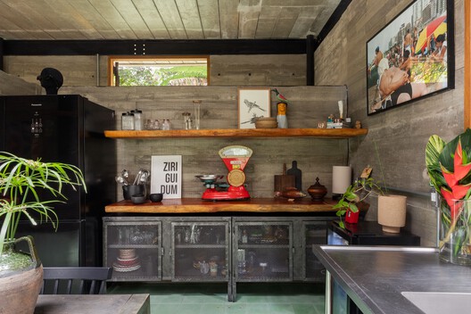 Vão House / Studio Carlito e Renata Pascucci Vão House / Studio Carlito e Renata Pascucci - Interior Photography, Kitchen, Wood, Lighting, Shelving, Countertop, Chair