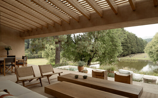 CP Rancho / Weber Arquitectos - Interior Photography, Living Room, Wood, Table, Chair, Beam