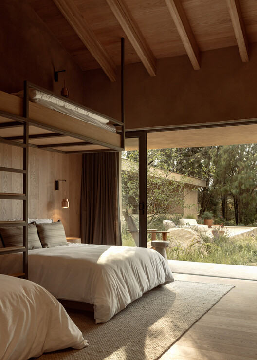 CP Rancho / Weber Arquitectos - Interior Photography, Bedroom, Wood, Bed, Lighting, Beam