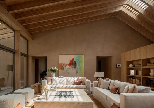 CP Rancho / Weber Arquitectos - Interior Photography, Living Room, Sofa, Wood, Table, Lighting, Chair