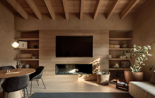 CP Rancho / Weber Arquitectos - Interior Photography, Living Room, Wood, Lighting, Shelving, Chair