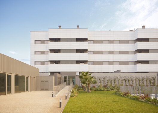 Ventilated Facades and Fire Performance: A Global Approach to the System Ventilated Facades and Fire Performance: A Global Approach to the System - Image 4 of 7