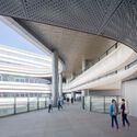 深圳明湾学校 / Perkins&Will - 室内图, 中小学校, 楼梯, 柱