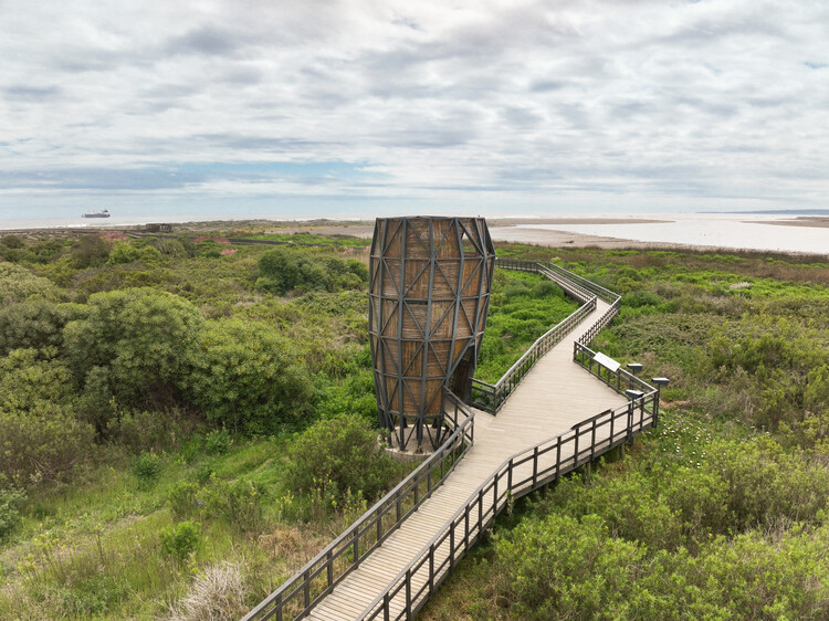 Architecture Inspired by Birds: Fundación Cosmos and the Wetland Parks of Chile - More Images
