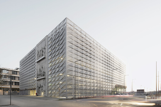 Neckarbogen Neighborhood Parking Garage / Wittfoht Architekten