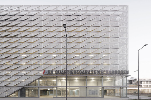Neckarbogen Neighborhood Parking Garage / Wittfoht Architekten Neckarbogen Neighborhood Parking Garage / Wittfoht Architekten - Exterior Photography
