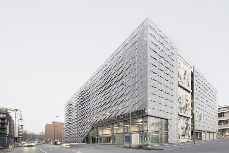 Neckarbogen Neighborhood Parking Garage / Wittfoht Architekten - Exterior Photography, Glass