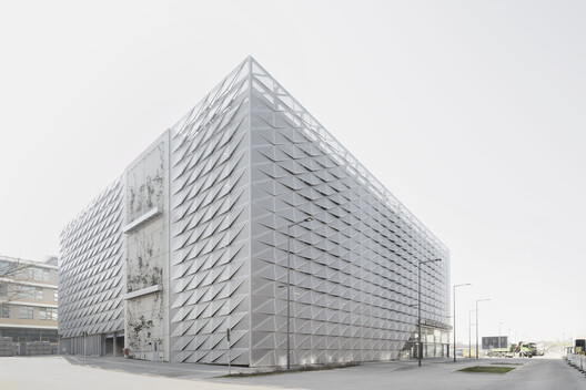 Neckarbogen Neighborhood Parking Garage / Wittfoht Architekten Neckarbogen Neighborhood Parking Garage / Wittfoht Architekten - Exterior Photography
