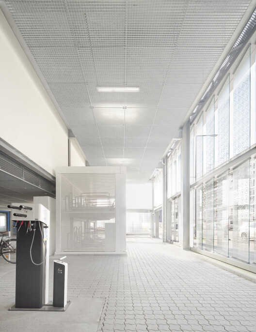Neckarbogen Neighborhood Parking Garage / Wittfoht Architekten Neckarbogen Neighborhood Parking Garage / Wittfoht Architekten - Interior Photography, Lighting, Glass, Steel, Beam